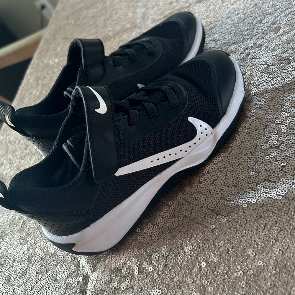kids Nike Omni sneakers never worn